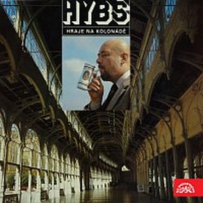 Hudba Václav Hybš hraje na kolonádě